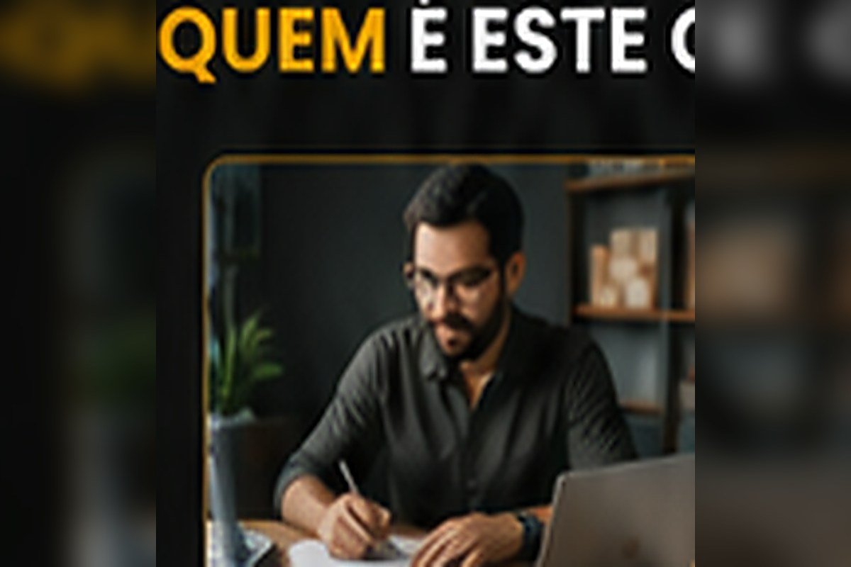 Profissional usando notebook para planejar conteúdo de Instagram