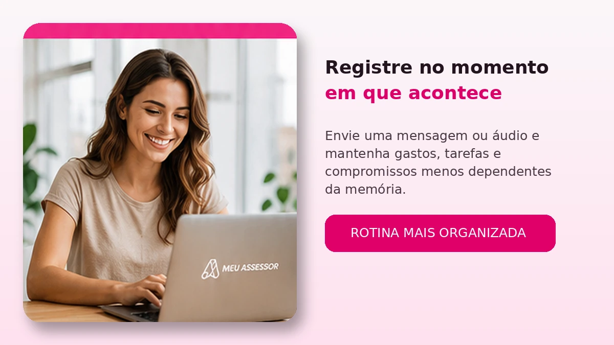 Pessoa usando o Meu Assessor plataforma de assessores no WhatsApp no notebook